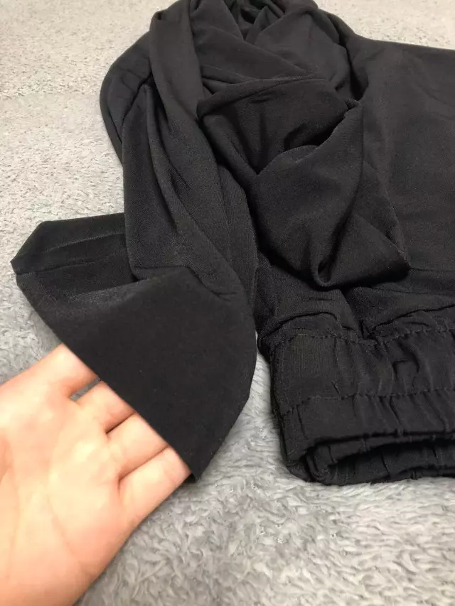 밑단에 박음질 안됐고, 그냥 가위로 수컹수컹 자른대로 와서 놀램. 어떻게 후기에 이거