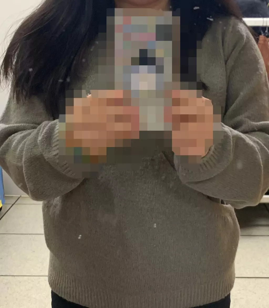 배송이 너무느렸지만 옷은 정말이쁘네요  안에 티를 입어도 되고 얇은 목티를 입어도되