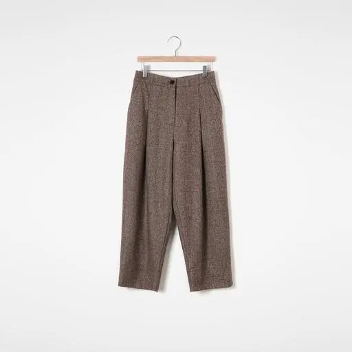 매년 찾게 되는 헤링본 이지 턱 테이퍼트 팬츠