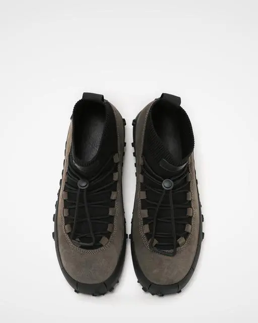 도시와 산책로 사이를 자유롭게 오가는 rugged knit trekking sneakers