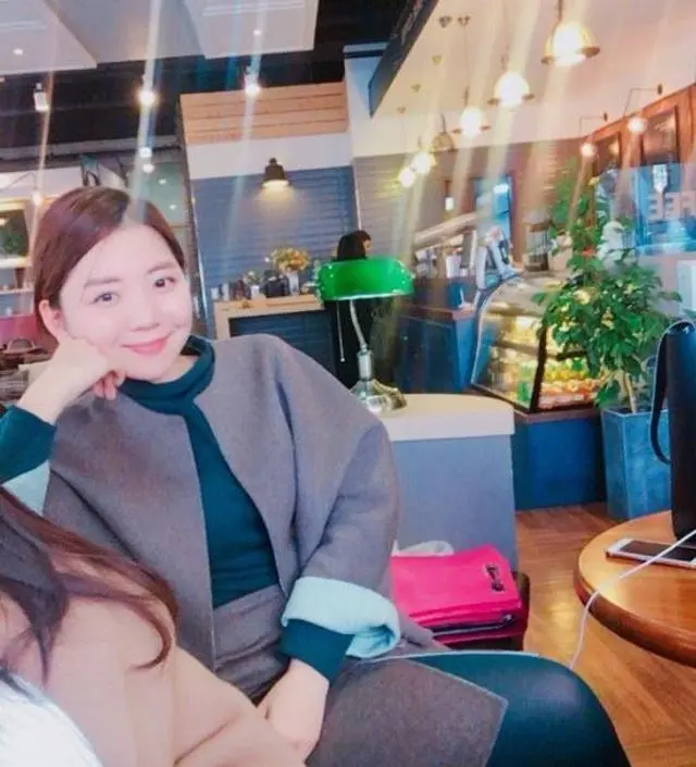 살짝 보이는 민트가 너무 예쁜 스커트
