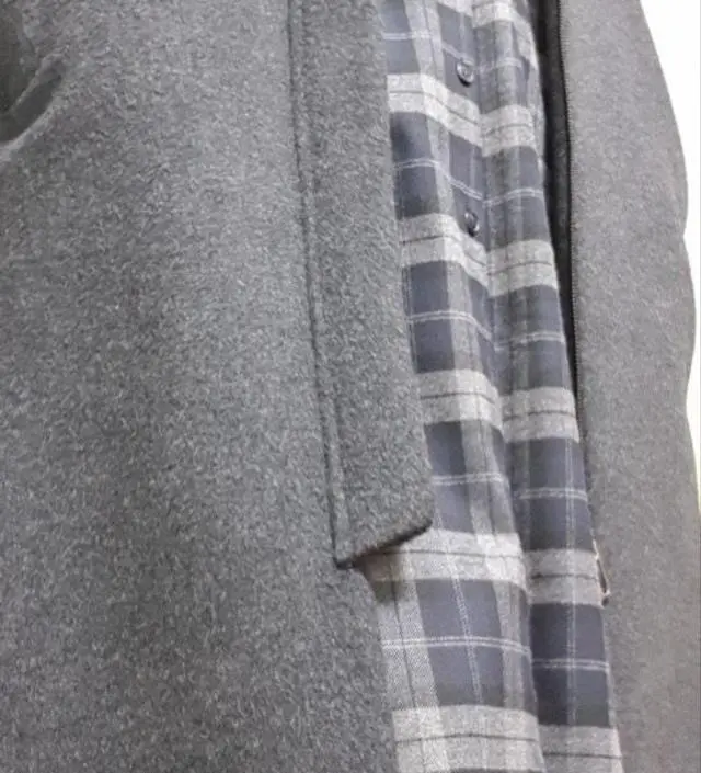 네이비 같기도 그레이 같기도하네요.
