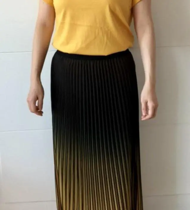 톤다운된 노랑 티에 노랑배색치마입니다. 
