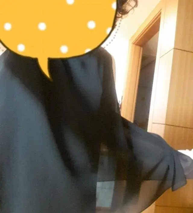 입은 거 같지 않은
