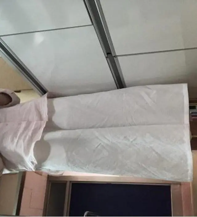 흰색이 조심스러우면서도 여름엔 흰색이지, 하면서 샀네요. 
