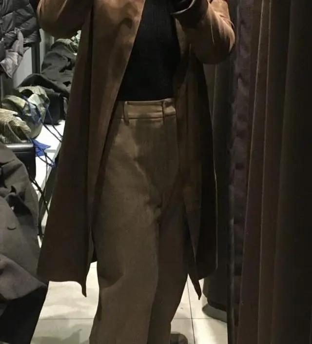 편한 갈색 헤링본 바지
