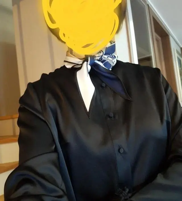 요런 블라우스 하나정도 소장해도 좋을거 같아요
