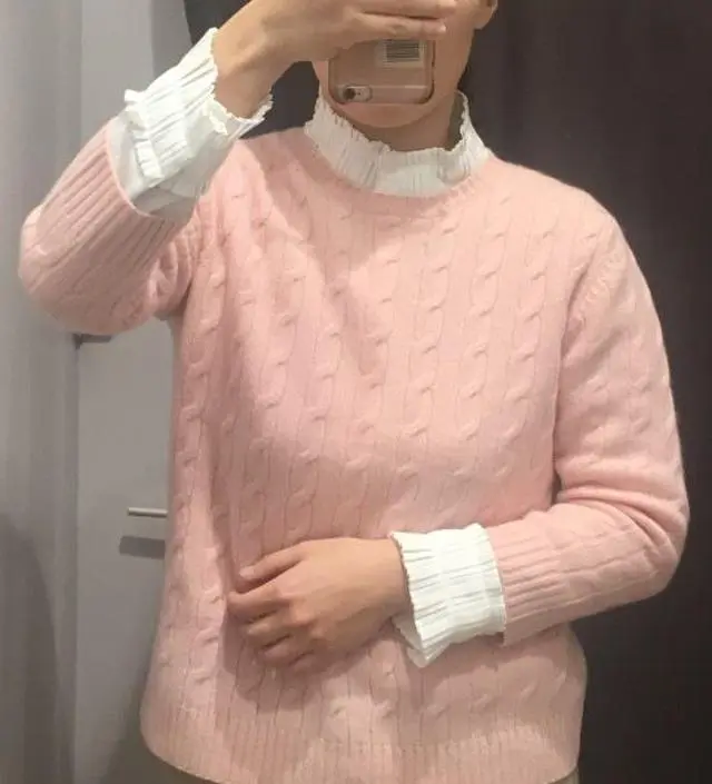 니트 이너로 입어도 예쁩니다. 목과 소매 부분 똑딱이 단추가 힘이 쪼~끔없어요. 블라우