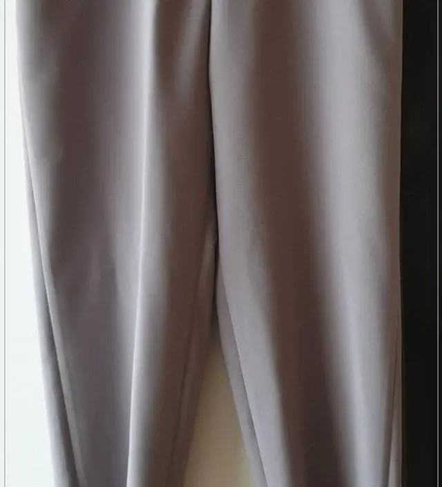 그레이 컬러 팬츠
