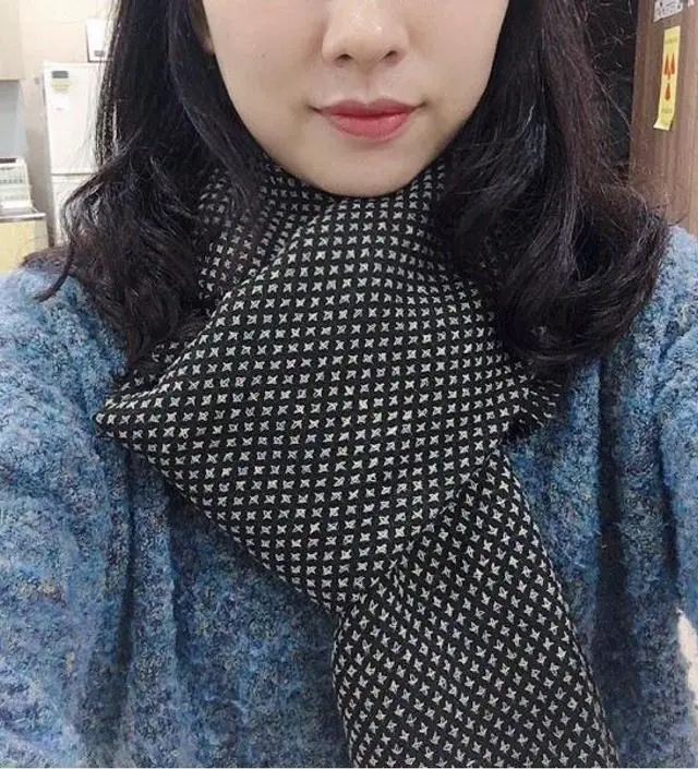 목에서 반짝반짝.
