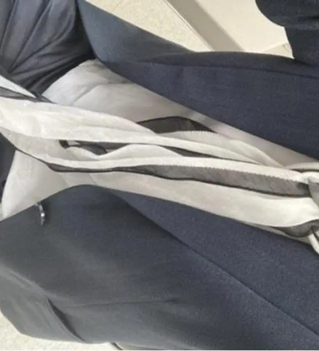 화이트 삼각 스카프
