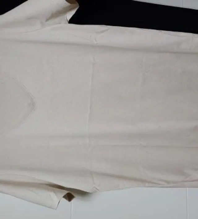 실키한 재질의 티셔츠
