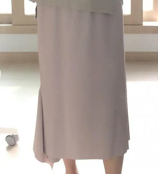 정말 예뻐요 ^^일단 전체적인 베이직한 라인인데,프릴이 과하지 않게 한쪽에 살짝 달려