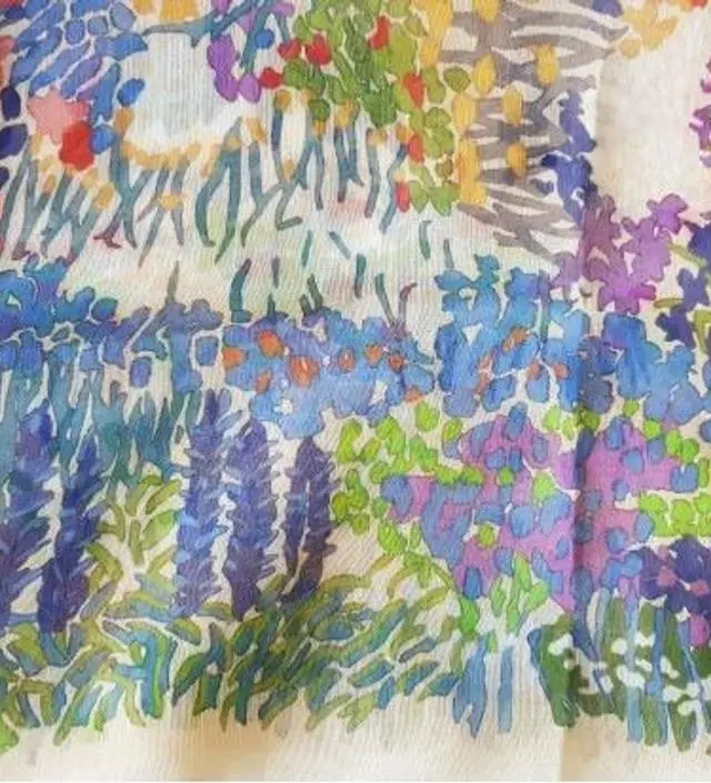 스카프 크기도 괜찮고 디자인도 예뻐요 여기저기 포인트로 활용하기 좋을 것 같아요