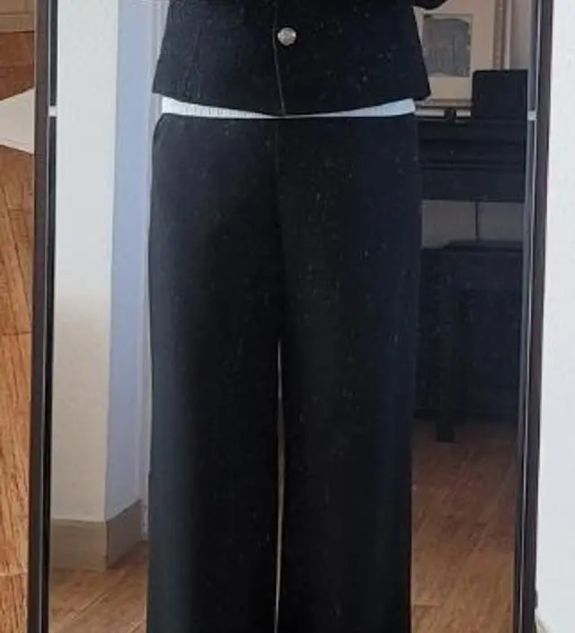 바지 탄탄하고 툭 떨어지는 라인이 아주 예뻐요.