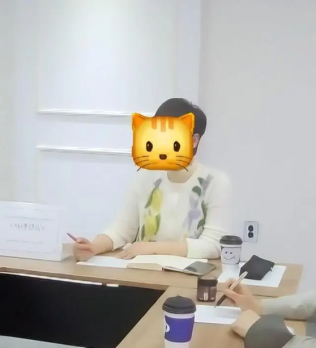 칼라는 생각대로 이뻐요 근데 사이즈는 저한테는 조금 버겁네요ㅎㅎ
