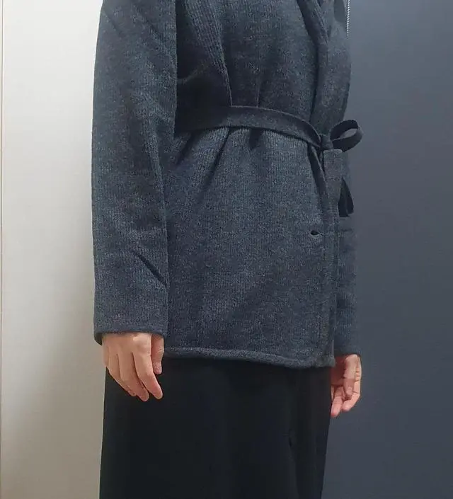 쟈켓 스타일 가디건이라 원피스나 이너 위에 입으면 정장 느낌으로 차려입은 분위기가 