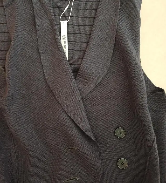 흔치 않은 니트 베스트~ 날이 좀 더 풀리면 편하게 입힐 거 같습니다. 