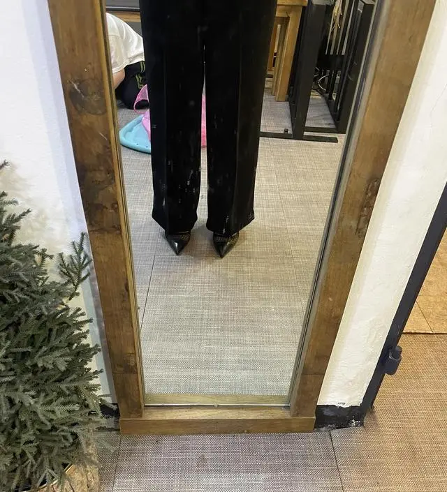 이 바지는 핀턱이 있어서 부해 보이지 않을까 걱정했는데 촤르르 떨어지는 핏이 좋아서