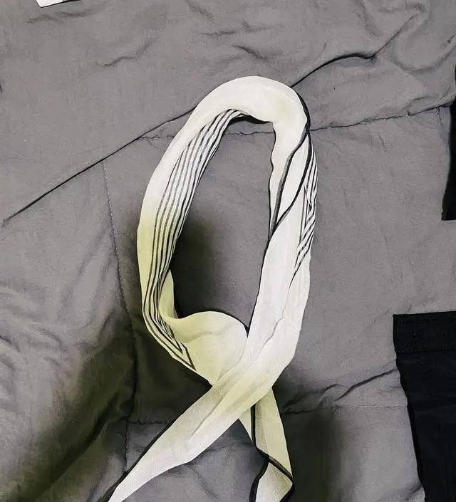 예전 린넨스카프 구매해서 잘 착용하고 있어요. 
