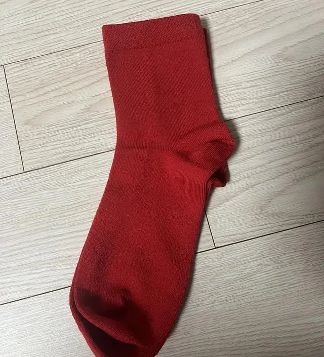 제가 가진 양말 중에 제일 비싼데 제일 맘에 들어요.^^ 길이감도 딱이고 퀄리티는 두말