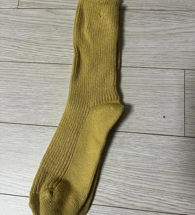 적당히 도톰하고 폭신해서 자주 손이 갈것같아요.색도 세련되고 골지의 굵기까지 맘에 