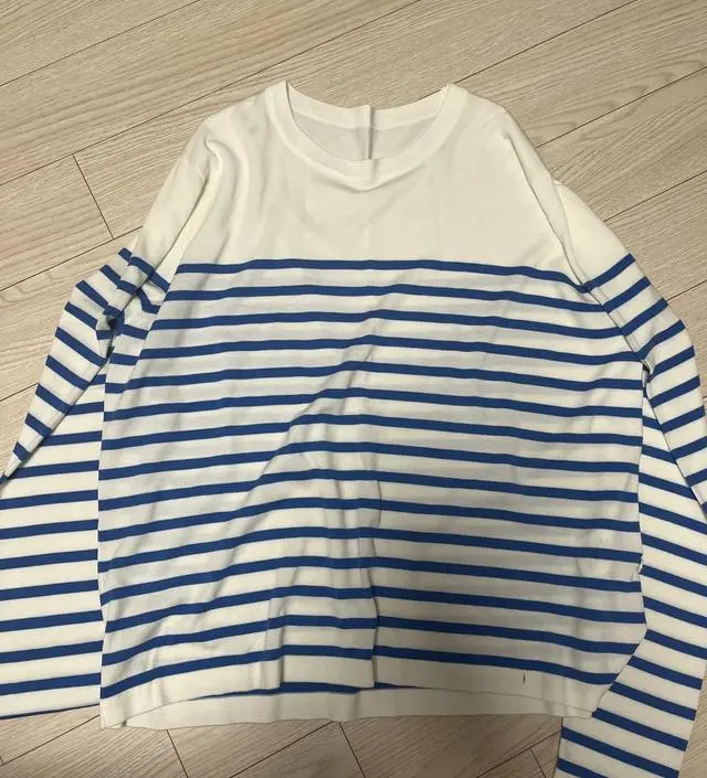 사진보다 실물이 더 고급스럽고 예뻐요.화이트 사브리나팬츠에 입으려고 샀는데 기대보