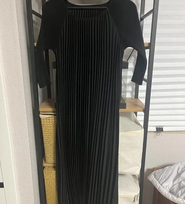 평소 워낙 플리츠 즐겨입어서 두번 고민 안하고 데려왔어요.^^ 소매길이도 예쁘고 거기