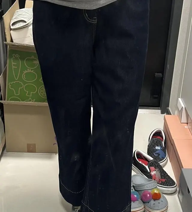 스판끼가 있어서 너무 편해요. 스몰도 여유있네요.옐로우스티치나 발목이 살짝 보이는 