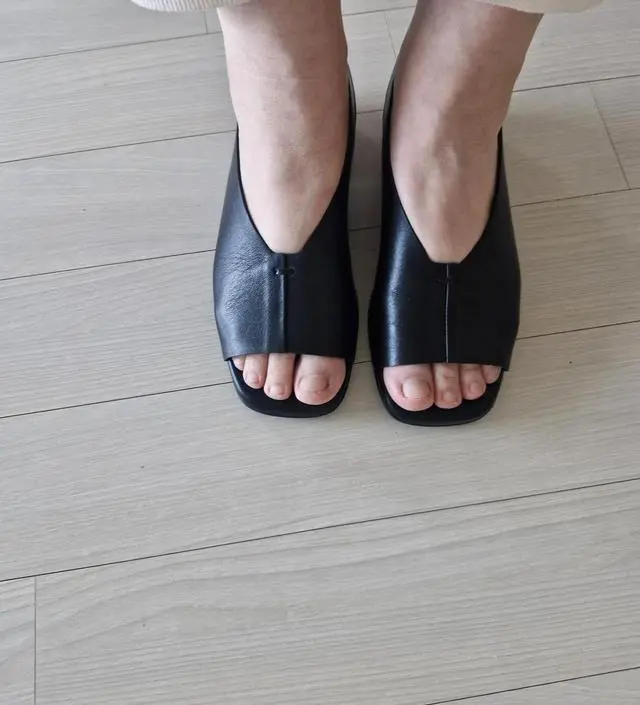 샌들 쿠션이 있고 너무편해요 원피스입고 신으려고 샀는데 단정하고 무난해요
