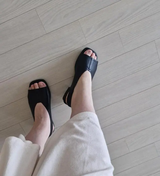 샌들 쿠션이 있고 너무편해요 원피스입고 신으려고 샀는데 단정하고 무난해요
