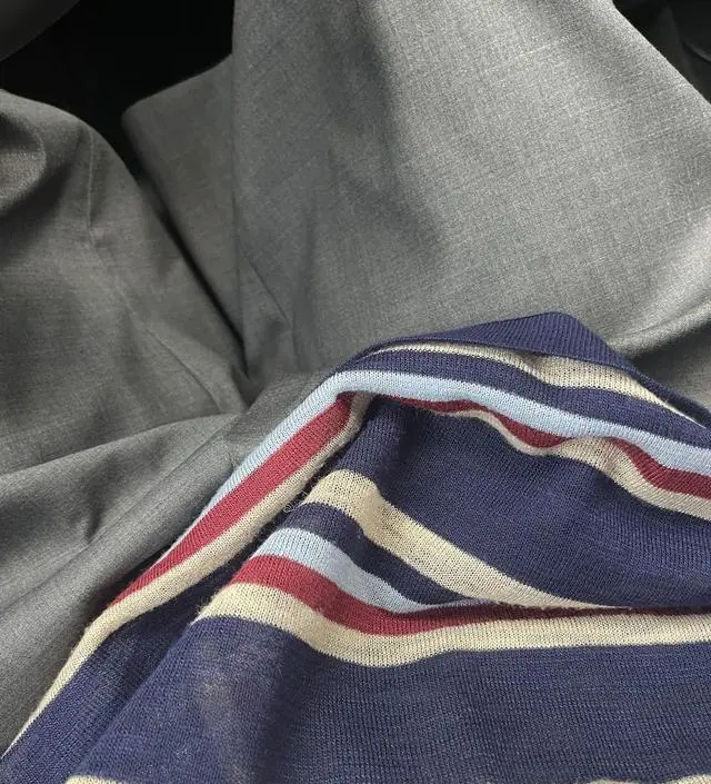 진즉에 사서 요즘 많이 입습니다 소매가 살짝 긴데 팔끔치 아래로 슬쩍 접어 올려 입으