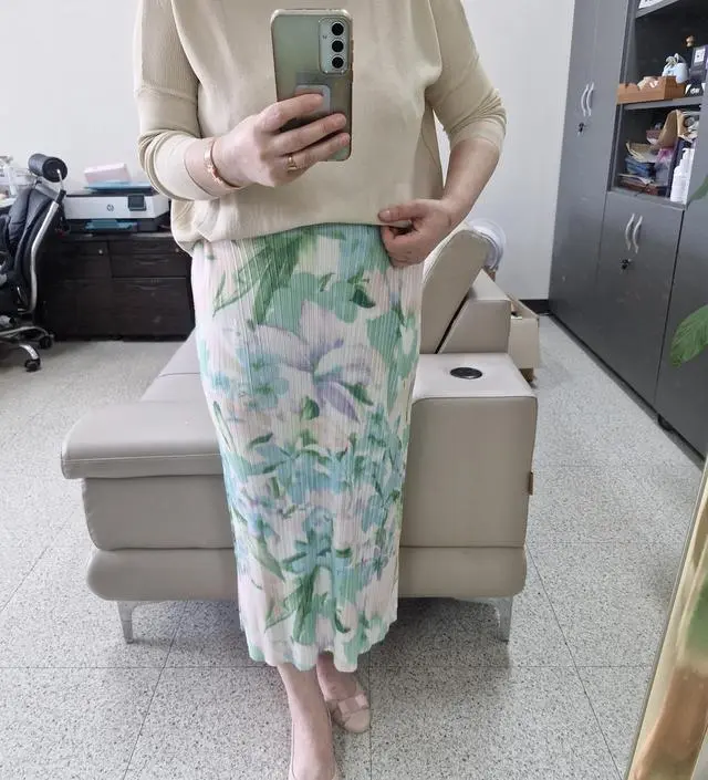 스커트 오늘 받고 바로 입고나왔어요
