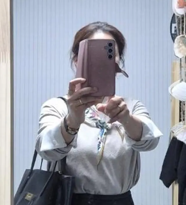 이 스카프를 두르고 친구를 만났는데 갑자기 저보고 예뻐졌다고 하더라구요. ㅎㅎ, 얼굴