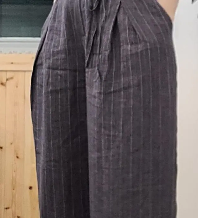 생각보다 빨리 도착 했어요.깊은 색감이라 차분하면서도 입기 좋아요 린넨이라 달라붙지