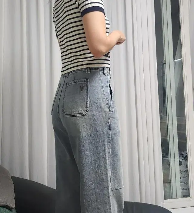 정 55사이즈입니다. 사진보단 실물이 조금 연해보이긴 하지만 168cm키엔 길이가 딱 좋습