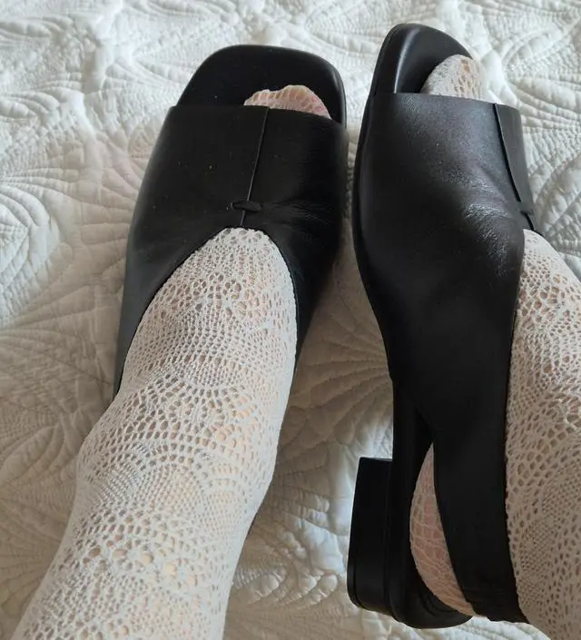 발 볼이 넓은 편이라 괜찮을까? 싶었는데 받아서 신어보니 편안합니다. 가죽이 부드러워