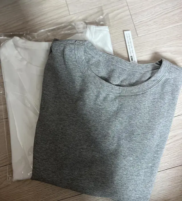 부들부들하지만 적당히 힘 있고 소재좋은 면티네요.이미 티가 넘쳐나지만 다 같은 티가