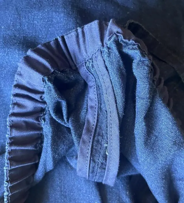 얇고 가벼운 두께감으로 한여름에 입기 딱 좋아요.
