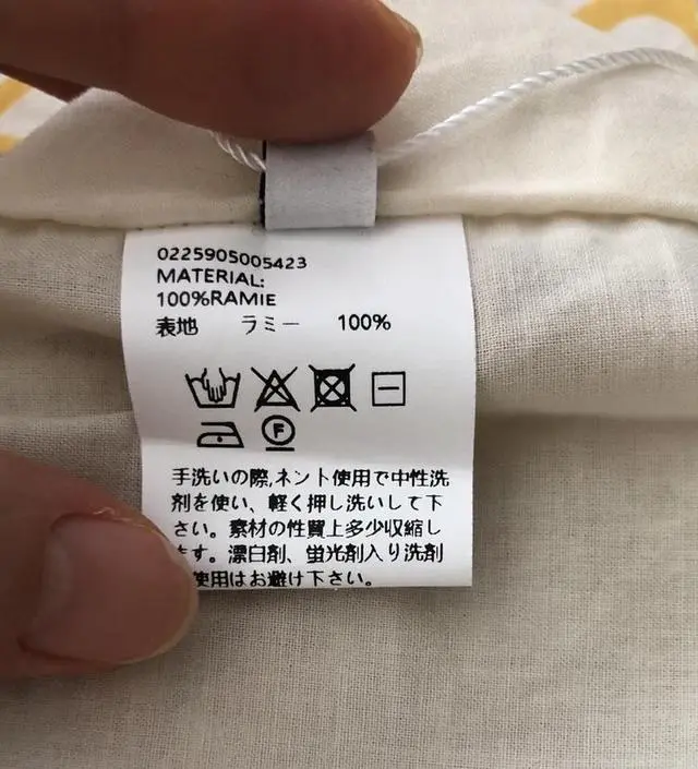 색상 패턴 소재 디자인까지 전부 취향이라 보자마자 사랑에 빠졌네요. 상의는 오버핏 셔