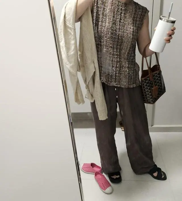 예뻐요. 배송이 너무 오래 걸렸고 목뒤부분 클로징이 가격대비 좀 허술하긴해요. 그래도