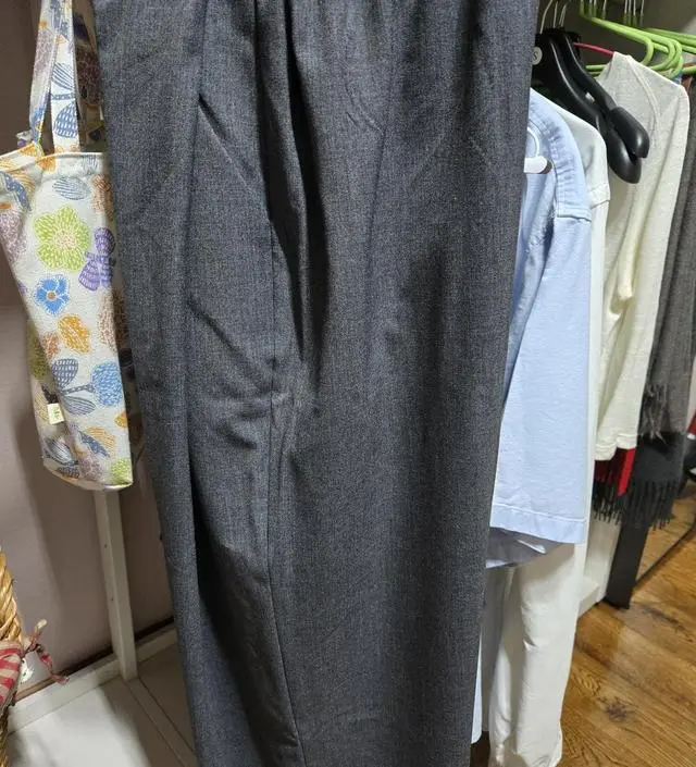 챠르륵 떨어지는 셰입의 바지고요 봄부터 여름까지 입기 좋아요 맘에 들어요