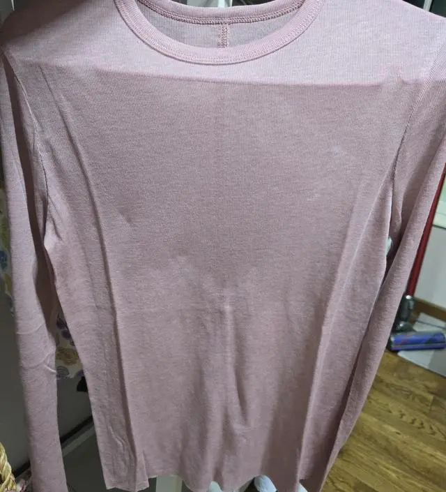 아주 얇아요 하지만 레이어드용이고 안에다 입을거라 만족합니다 다만 올 풀리지않게 잘