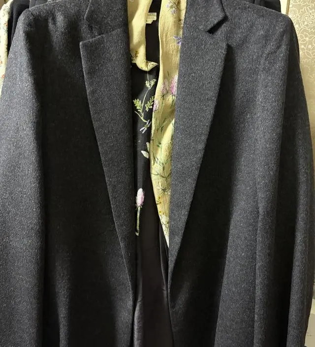 아주 가볍고 따뜻해요. 일자형으로 슬림하게 떨어지고 함께 산 스카프와 잘 어울리네요