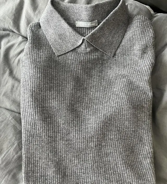 단정하고 고급스러워요.보통 55입는데 이건 라지도 잘 맞네요. 하의 구애받지않고 자주