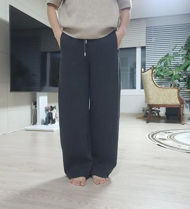 허리28(66)사이즈인데 XL시켰다가 좀큰듯해서L로교환했는데 딱맞아요 모델핏나려면 XL입