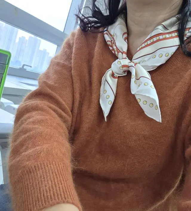 사이즈 크고 색상은 살짝 다운된 오렌지며 정전기가 많이 생기네요~같은계열 스카프로 