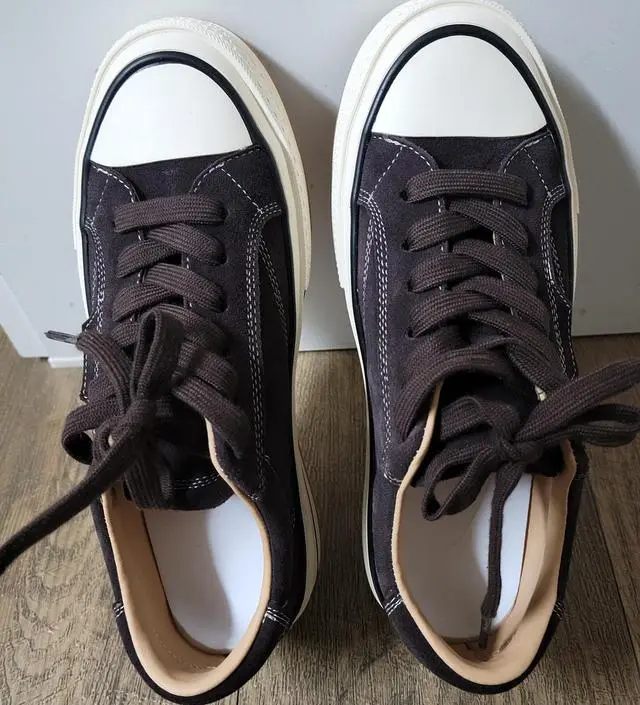 짙은 브라운의 켄버스화가 뒤축도 단단해서 쉽게 구겨지지 않을것 같아서 좋아요
