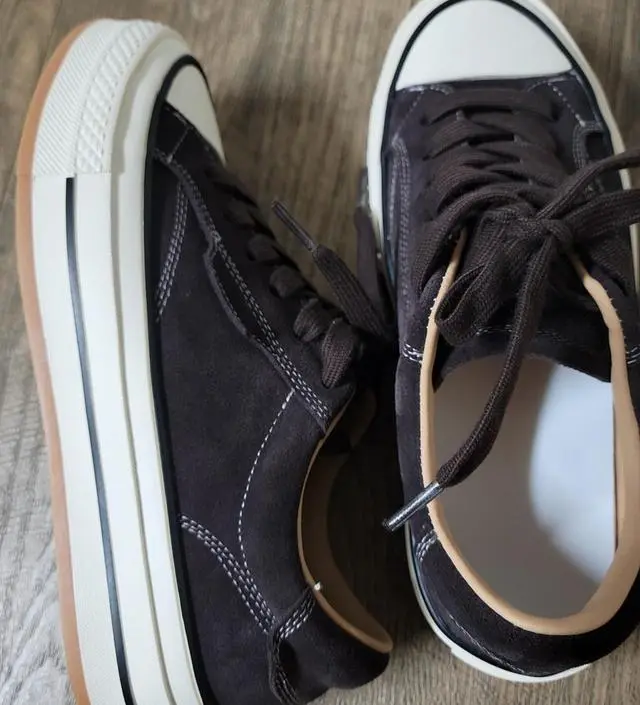 짙은 브라운의 켄버스화가 뒤축도 단단해서 쉽게 구겨지지 않을것 같아서 좋아요
