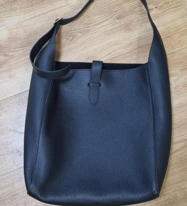 심플한 디자인에  유행타지 않게 가죽도 너무좋아요 
